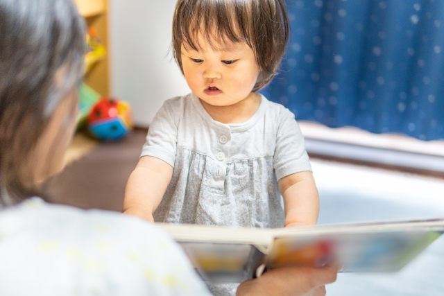 本の読み聞かせ