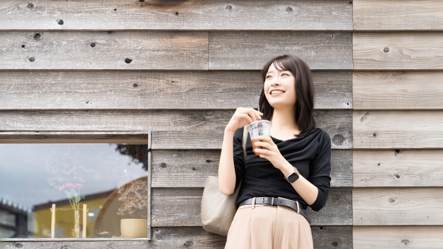 コーヒーを飲む女性